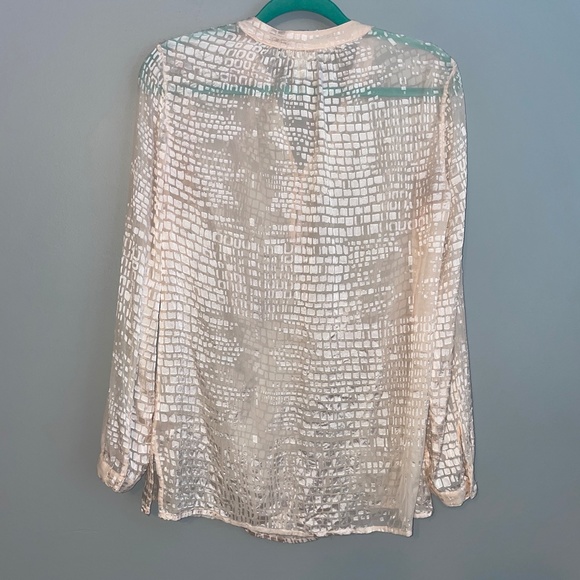 EUC Chico's Textured Croc Scale Embossed V Neck Pale Pink Blouse Size 0 Small - Picture 6 of 8